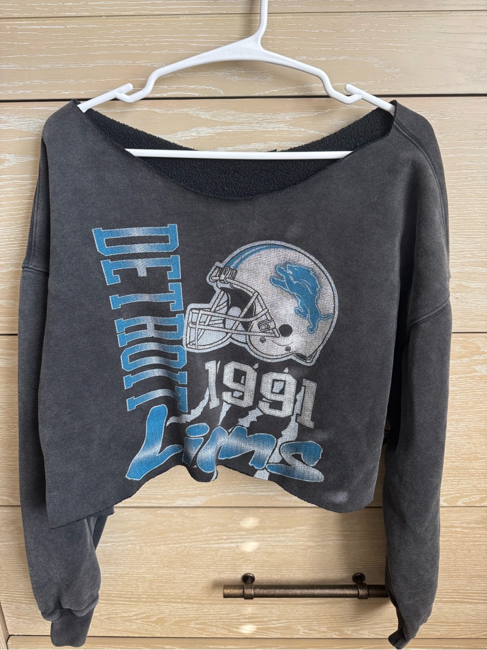 Cropped lions sweater